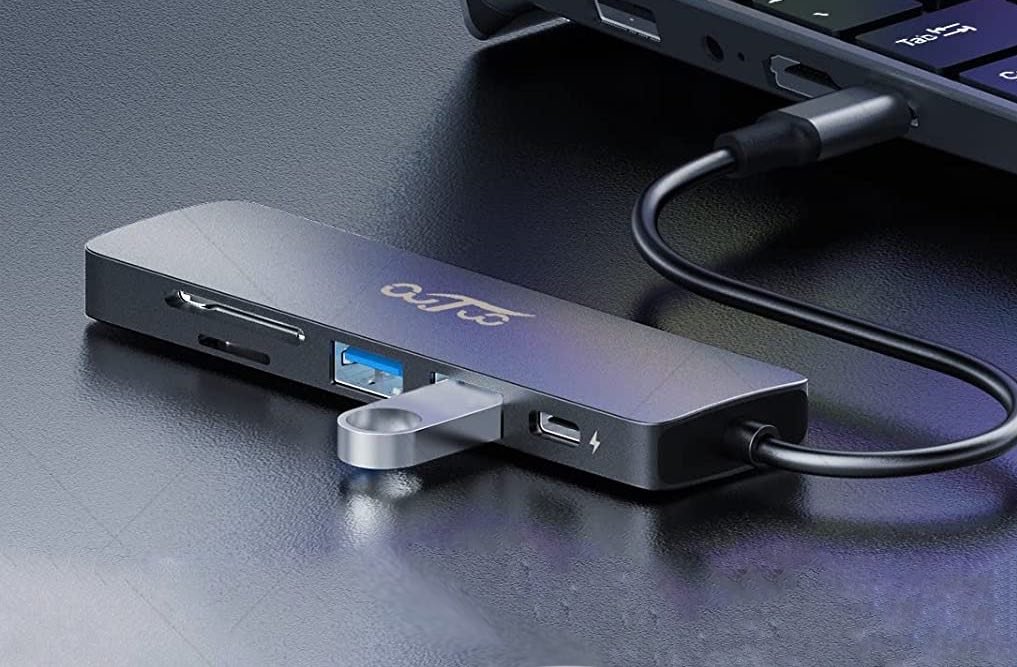 OUTUO 7 in 1 USB-C Hub