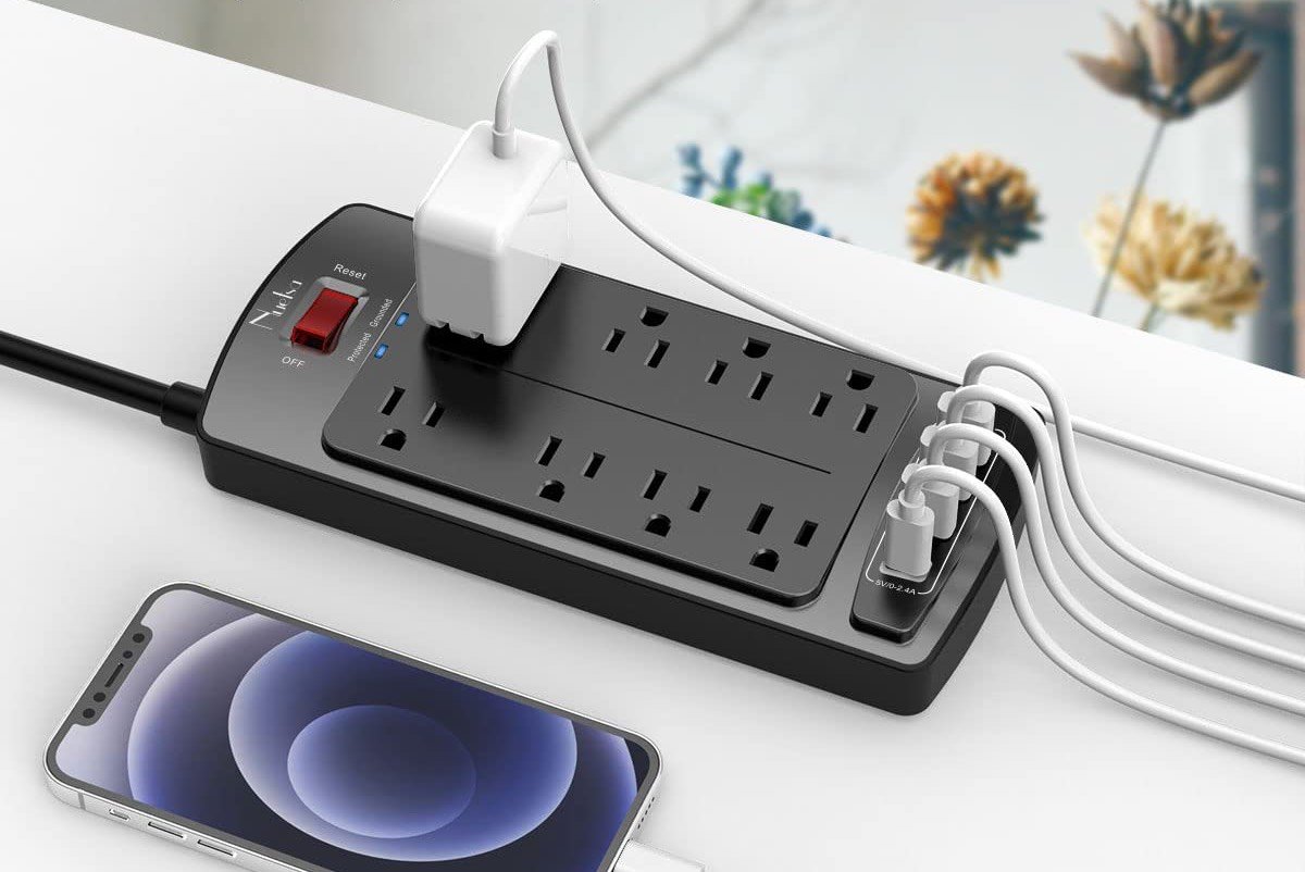 Nuetsa Flat Plug Extension Cord with 8 Outlets and 4 USB Ports