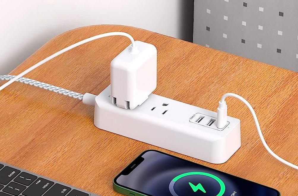 One Beat Flat Plug Power Strip with 2 Outlets 3 USB Ports (1 USB C)